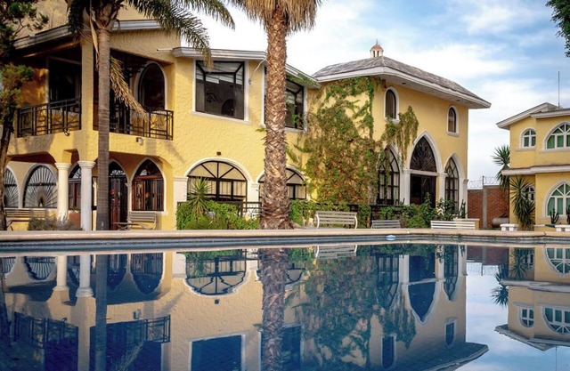 Mexican Villa. Grand home with private pool, space, view, and total relaxation.