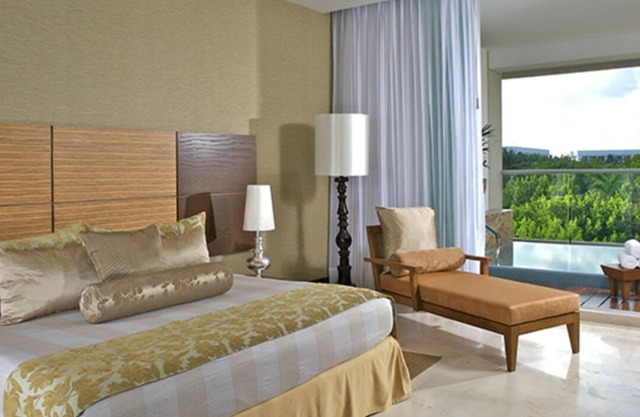 Mexico Resort suite room access to beach and multiple pools