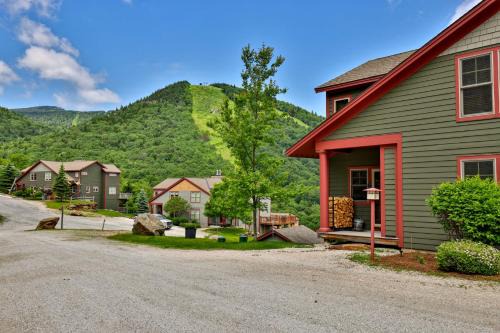 Meyer Chalet de Esqui - Ski-In, Ski-Out 4BR Bear Mtn Retreat with Pool & Fireplace