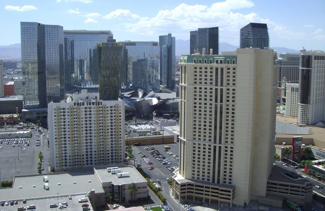 La firma en MGM PH Deluxe Suite / StripView / LgBalcony / Tower 1