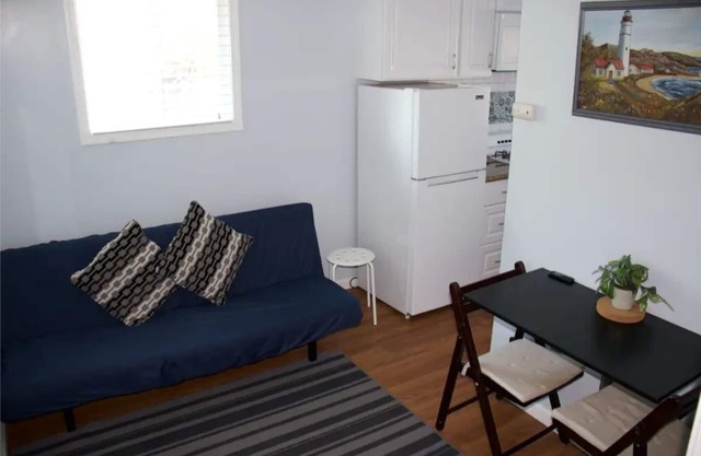 Mia's Tiny House Close to Stores & Cafe