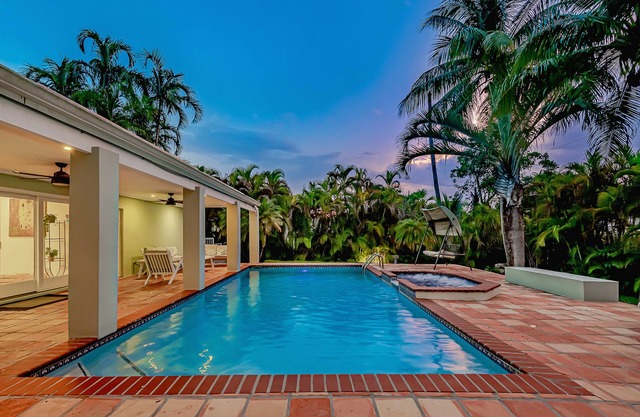 Miami Dream Home /Heated Pool / Jacuzzi /Fire Pit / BBQ Area.
