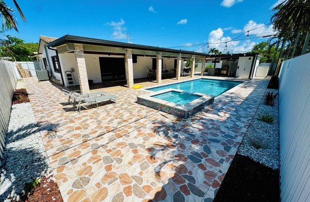 Miami home, 8 person Hot Tub, Heated Pool, Outdoor Kitchen, Outdoor Bathroom, AC