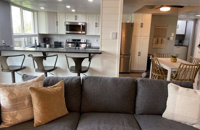 Mia’s Place - Modern Space near airport and 1-15