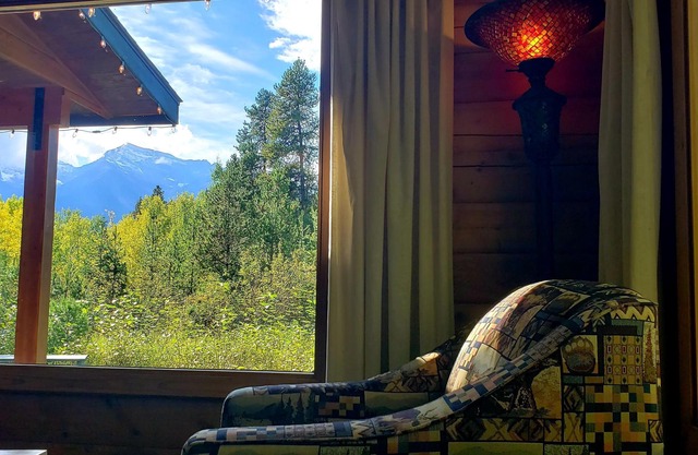 Mica Mountain Lodge & Pine cabin, at Mt Robson Provincial Park, near Jasper National Park