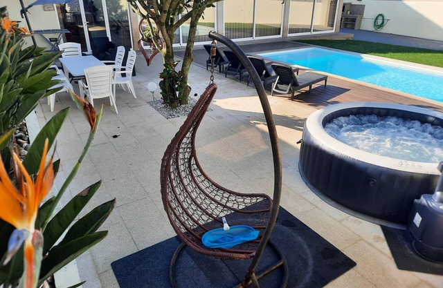 Michel's House with pool, jacuzzi 1 km from the beach