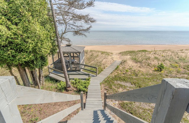 Michibay Getaway: Dog friendly, Your Summer Beachfront Getaway Just listed!