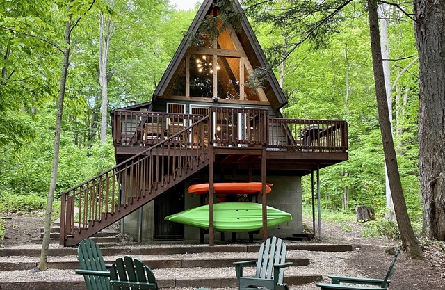 MichiganAFrame (Manistee Lake) Kalkaska, MI: Genießen Sie die Herbstfarben hier! 4 Personen, 2 Kajaks inbegriffen