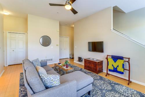 Michigan Townhome with Smart TV 25 Mi to Detroit!