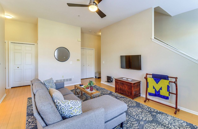 Michigan Townhome w/ Smart TV: 25 Mi to Detroit!