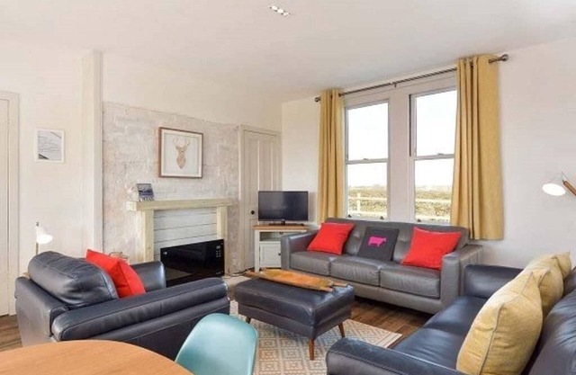 Mick's Cottage - a cottage that sleeps 8 guests in 4 bedrooms