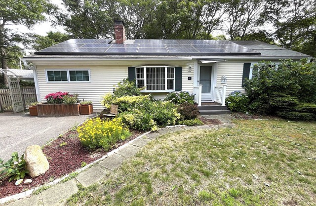 Mid-Cape Remodeled House with WiFi, AC, Smart TV, Laundry, and Fenced-in Yard