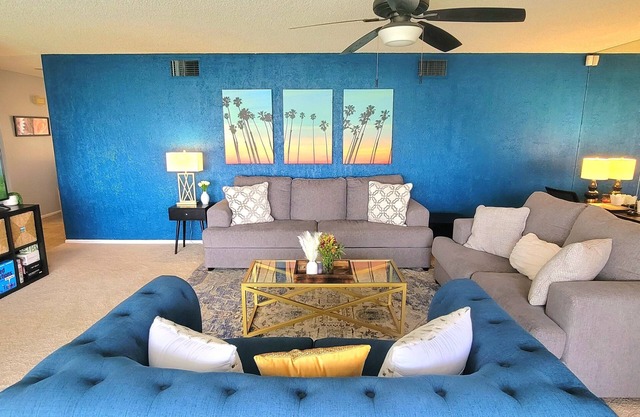 Mid-Century 2bd/2ba Condo Sleeps 8, on Golf Course