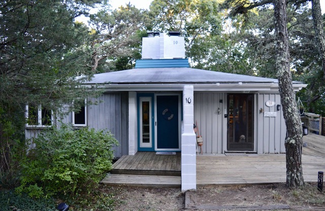 Mid Century 3 bedroom house in private wooded setting...