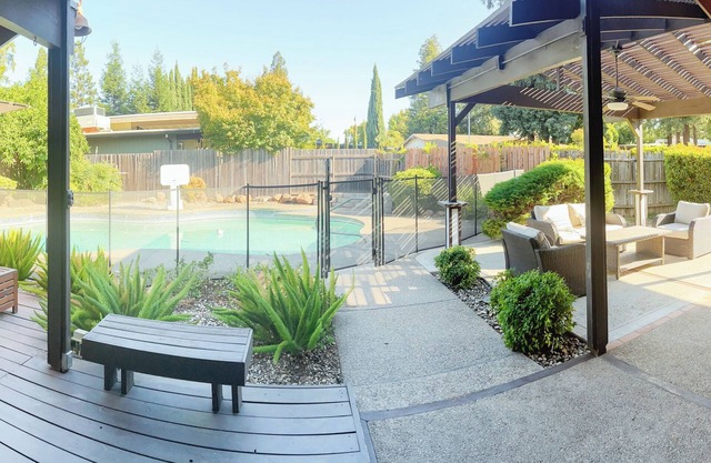 Mid-Century 3-bedroom charmer in quiet Old Elk Grove with WiFi, AC and POOL