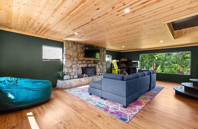 Mid-Century 4-BD Cabin with Game Room Near Mt. Rainier - Goldfinch Pines
