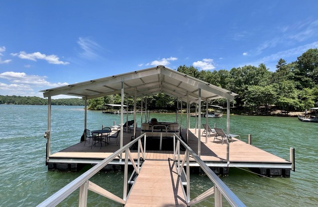 Wunderschönes 4 BR Haus am Lake Hartwell mit herrlichem Blick, Dock & Feuerstelle