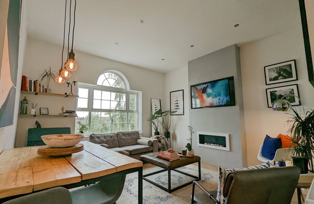 Mid-Century Apartment, Near The Quays & Docks