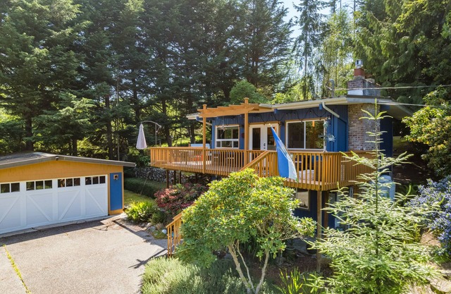 Mid-Century Beach Cabin by AvantStay | Walk to Beach
