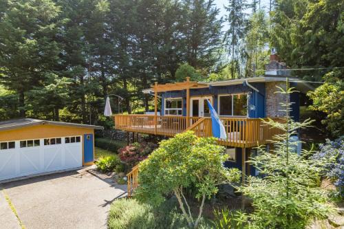 Mid-Century Beach Cabin by AvantStay Walk to Beach