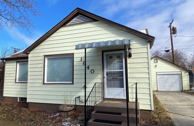 Mid-century Bungalow - Walking distance to The Good Food Store and minutes from Downtown!