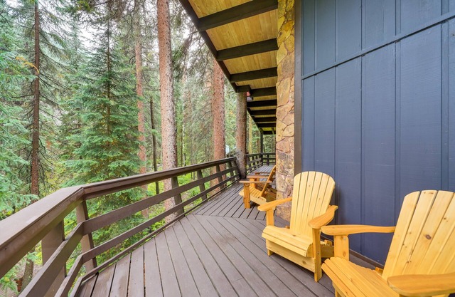 Mid-Century Cabin: Creekside, Easy Access to i-70