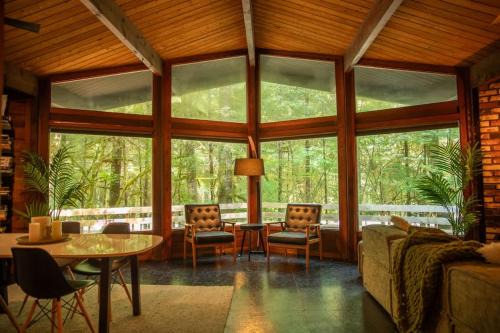 Mid-century Cabin Hideaway - Hot Tub & Fire Pit