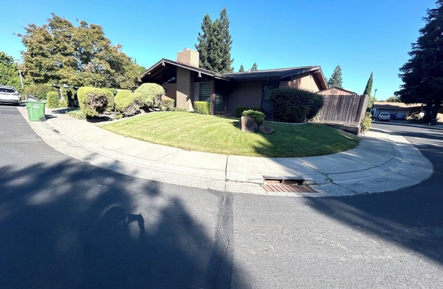 Mid-Century Charmer 3-bedroom house with a POOL in quiet old Elk Grove with WiFi