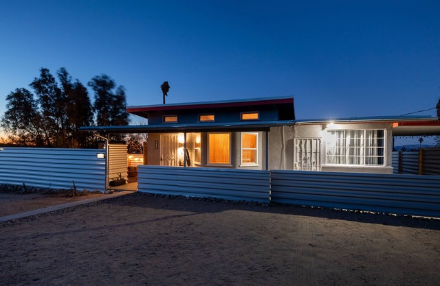 Mid Century Delight~5 miles from in Joshua Tree North Entrance