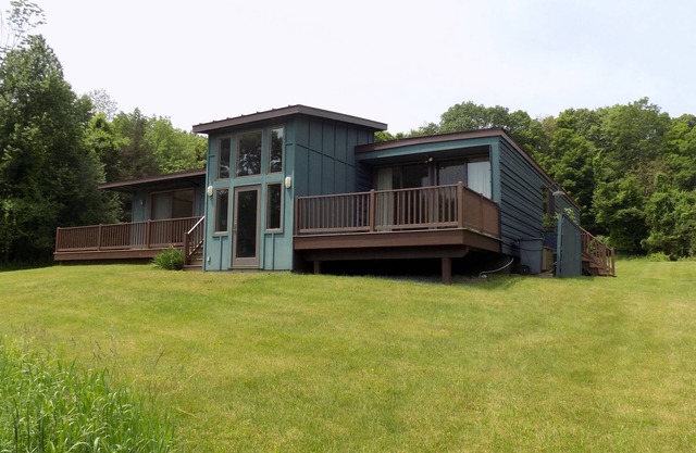 Mid-Century-Haus, umgeben von Wiesen