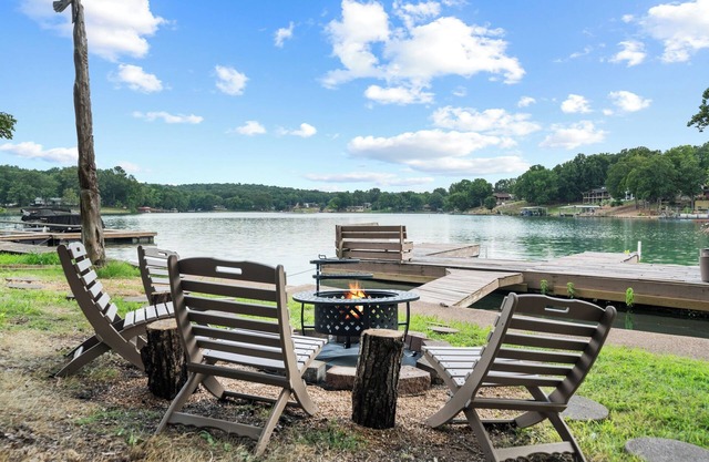 Mid-Century Lakefront Home, Dog-Friendly with Hot Tub