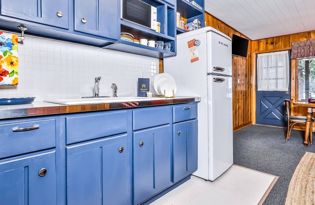 Mid-century, lakefront suite with lake view, communal dock, rowboats & firepit