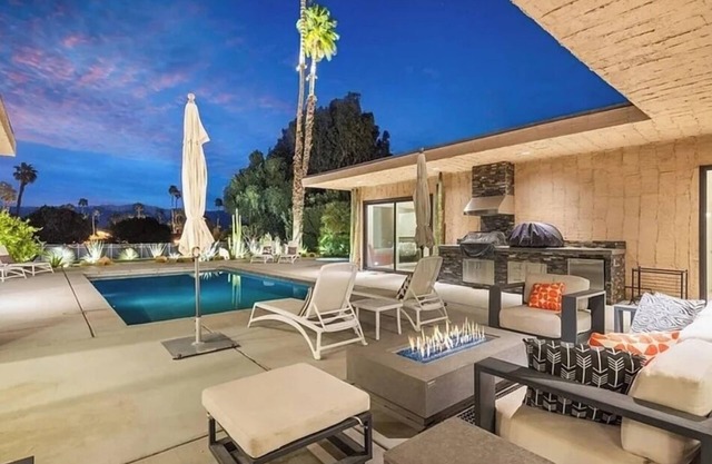 Mid-Century Luxury Retreat in Avondale Golf Club – Your Fall & Winter Getaway!