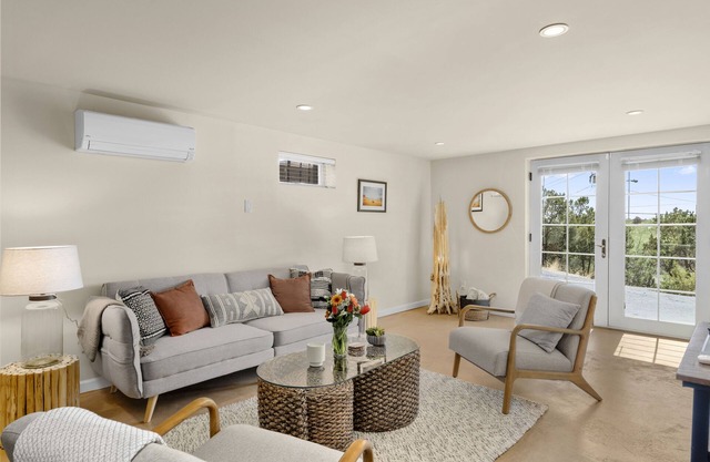 Mid- Century Modern/ 9 min from Opera/ 3 min to Plaza