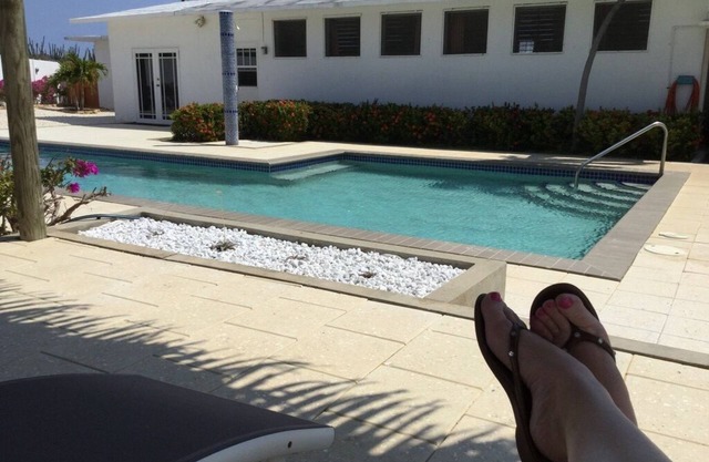 Baby Beach Mid-Century Modern House mit Pool