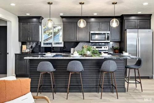Mid Century Modern Boise-River Bungalow w/Hot Tub