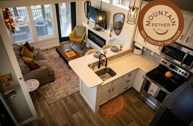 Mid-Century Modern Cabin - Mountain Fether