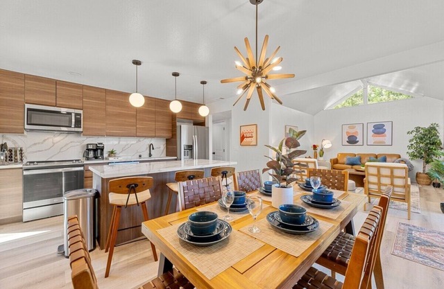 Mid-Century Modern-GameRoom-Pool-Hot Tub-Sleeps10