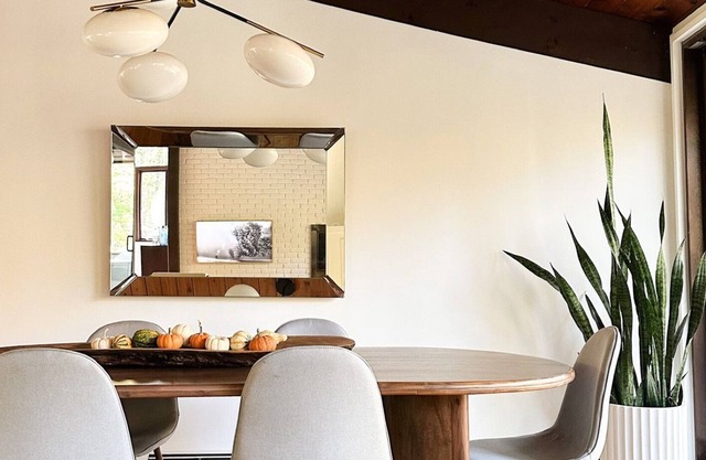 Mid- Century Modern getaway - only 1hr from the city!