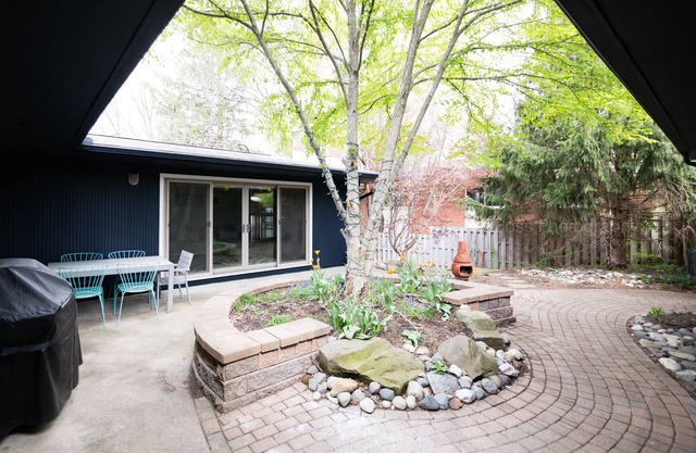 Modernes Haus aus der Mitte des Jahrhunderts: wunderschön, geräumig und in der Nähe des Stadions