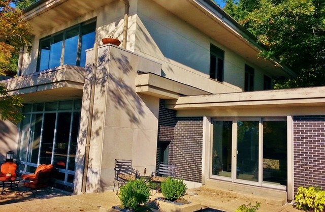 Mid Century Modern Home mit privatem Pool & See auf 50 Morgen