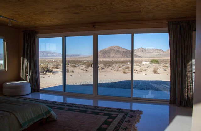 Mid Century Modern on 5 acres with hot tub! 3 private bedrooms