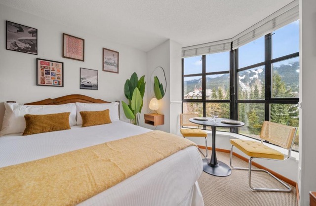 Mid Century Modern - Studio w Pool & Hot Tub