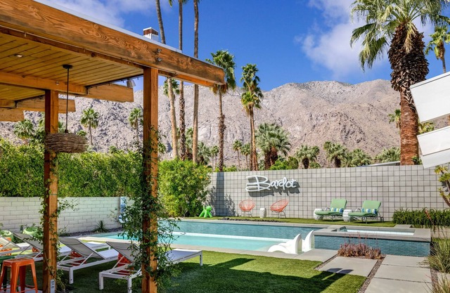 MId-Century Modern Classic - Pool/Spa, Spectacular Mountain Views!!