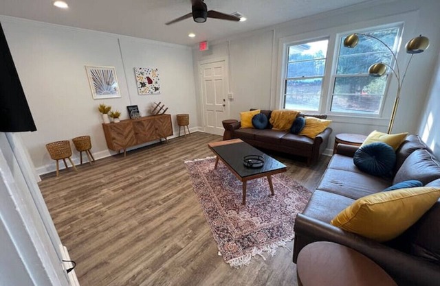 Mid-Century Modern - Walk to downtown Woodstock, GA