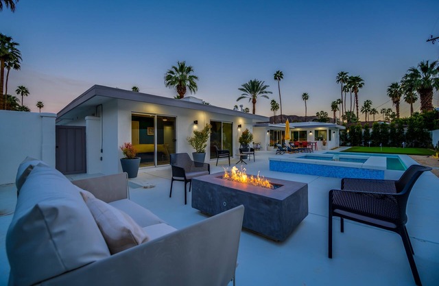 Mid-Century/Pool/Spa/Putting Green/Fire Feature/Deepwell
