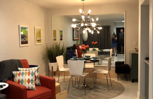 Mid-Century Remodeled Condo...steps from Pool & Jacuzzi -- bike ride to Downtown