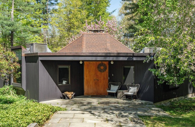 Mid-Century Seclusion: An Architectural Marvel w/ Hot Tub