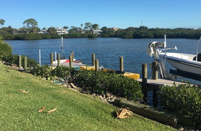 Mid-Century Waterfront Home mit beheiztem Pool