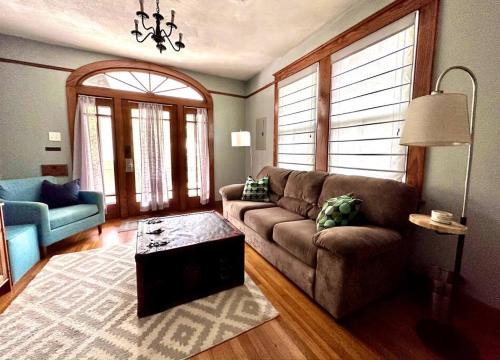 Mid City 2 BR- beautiful, renovated Arts & Crafts Flat